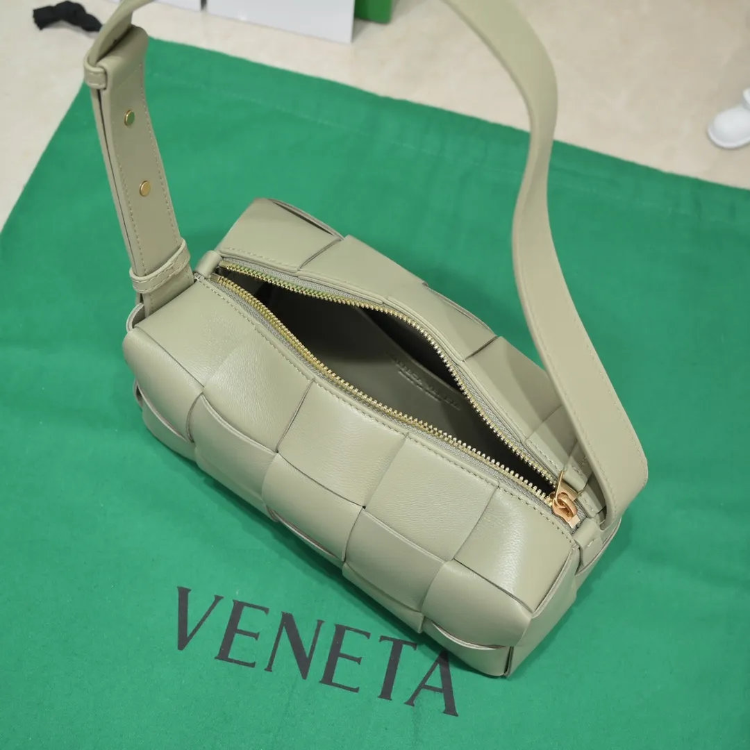 Batch 1420 BV autumn and winter beautiful armpit bag, breaking your definition of armpits BOTTEGA's new BRICK CASSETTE is small and exquisite, breaking the definition of underarms without capacity. It is no longer a small waste bag, but also a classic woven style. Why not buy such a bag? The soft sheepskin material shows a high-end feel. Style number: 9305 Size: 24*20*10